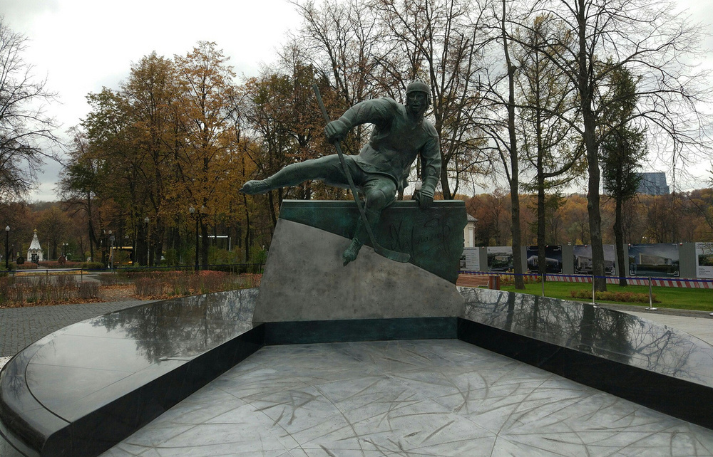 Памятник харламову в канаде